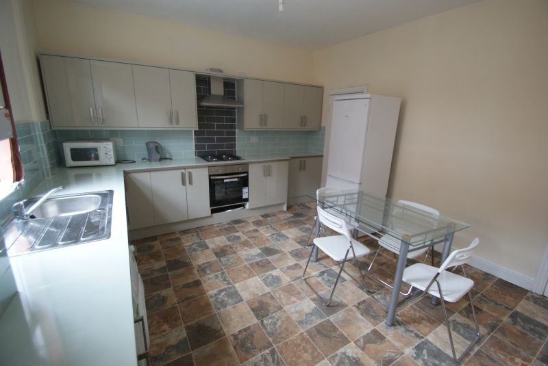 4 bed terraced house to rent in Burchett Terrace, Woodhouse, Leeds LS6, £481 pppm