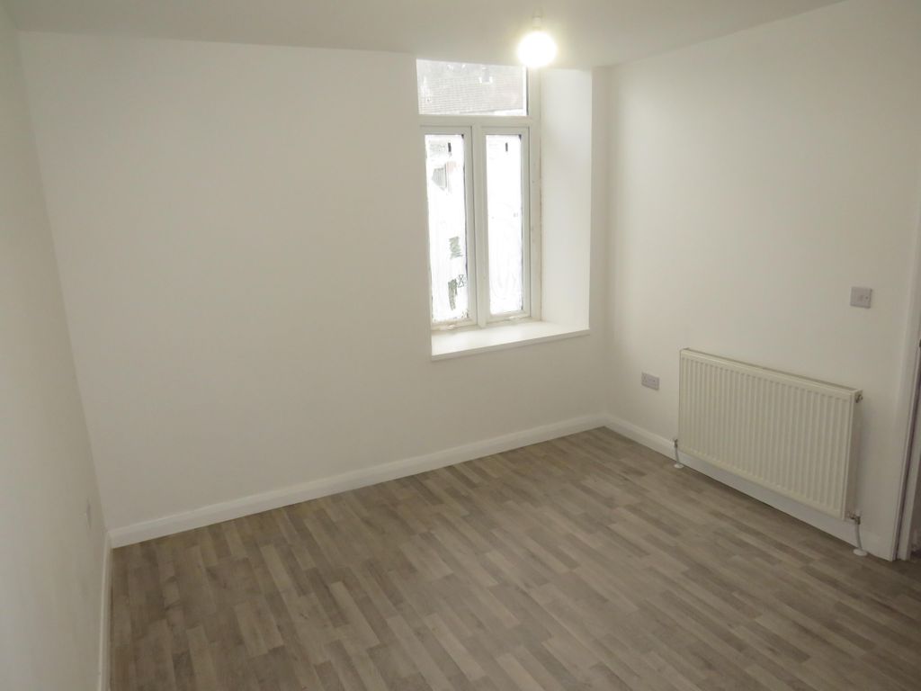 1 bed flat to rent in Llantrisant Road, Graig, Pontypridd CF37, £700 pcm