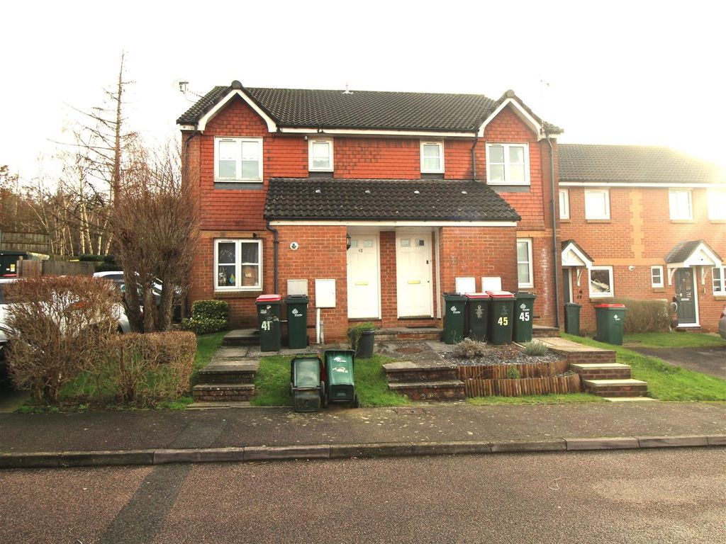 1 bed flat to rent in Bolton Road, Maidenbower, Crawley RH10, £995 pcm