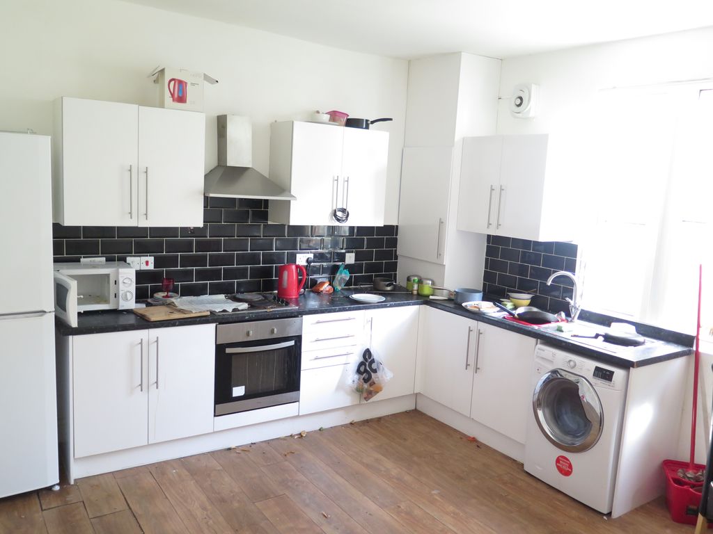 4 bed terraced house to rent in Newport Gardens, Hyde Park LS6, £1,912 pcm