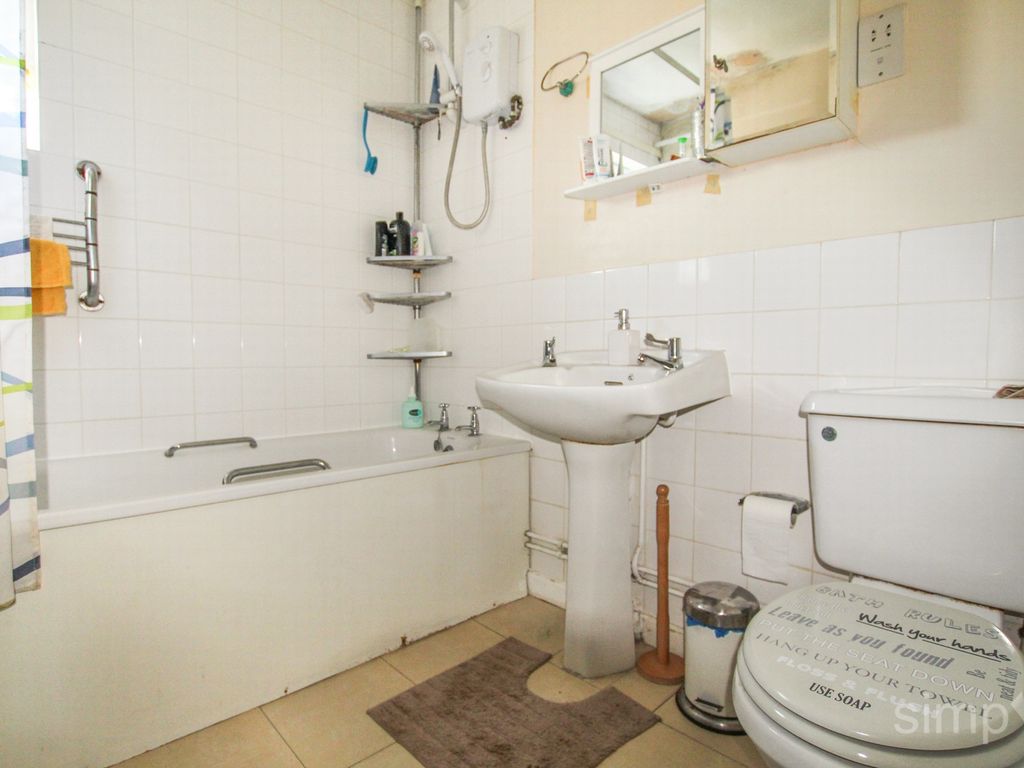 2 bed flat for sale in College Way, Hayes UB3, £310,000