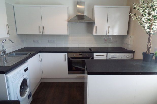 2 bed flat to rent in Park Road West, Wolverhampton WV1, £1,150 pcm