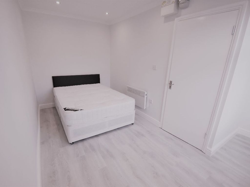 Room to rent in Saxon Drive, London W3, £850 pcm