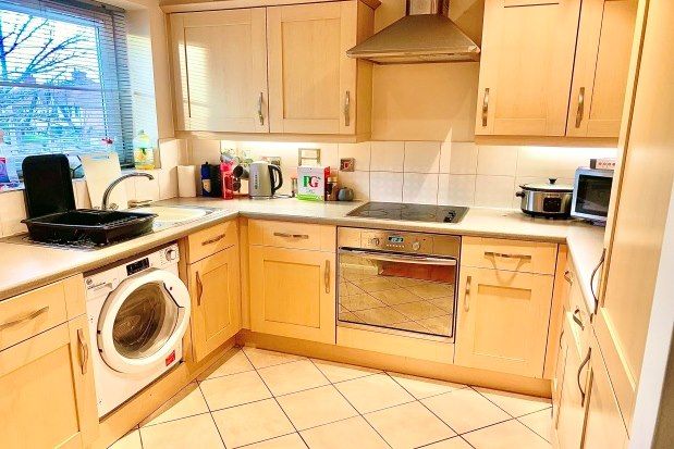 2 bed flat to rent in Cambridge Court, Nottingham NG2, £975 pcm