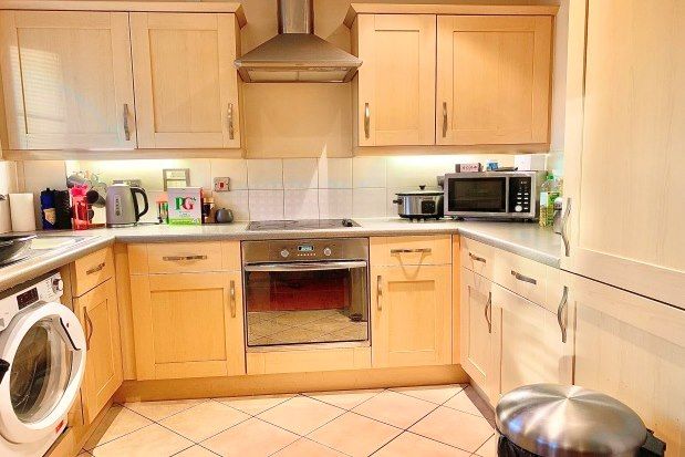 2 bed flat to rent in Cambridge Court, Nottingham NG2, £975 pcm