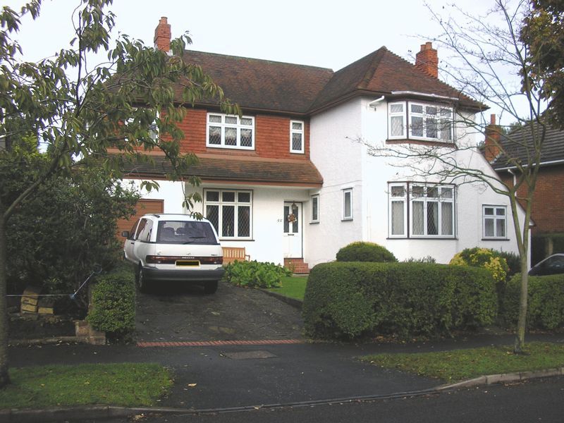 4 bed detached house to rent in West Hill Avenue, Epsom KT19, £2,850 pcm