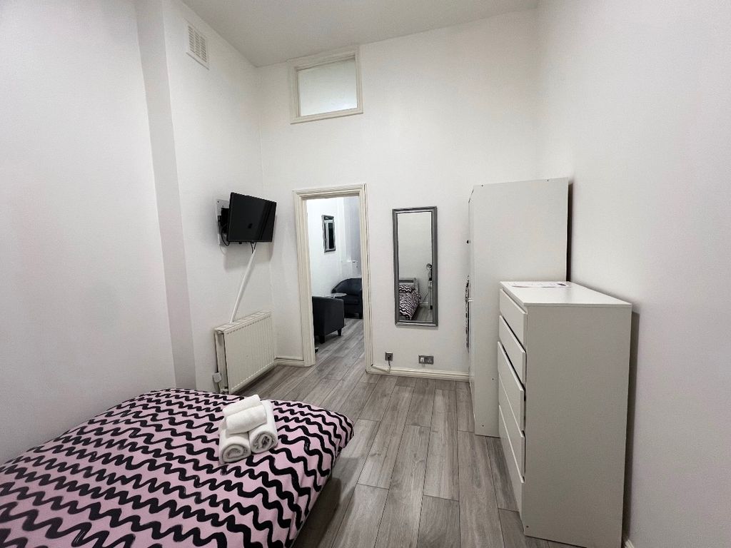 Studio to rent in Finchley Road, London NW3, £1,600 pcm