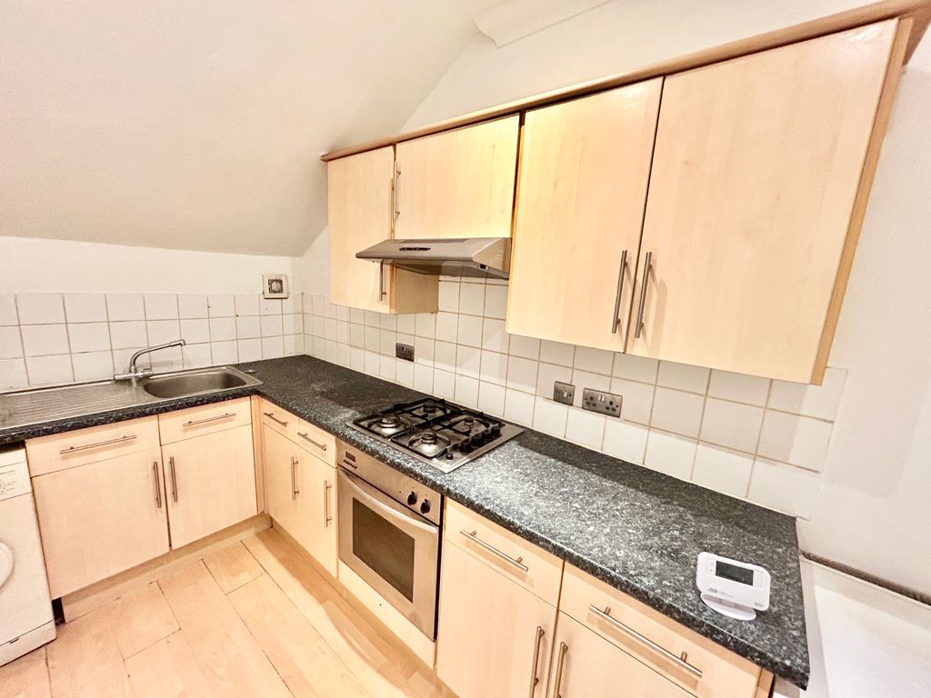 2 bed flat to rent in Alhambra Road, Southsea PO4, £950 pcm