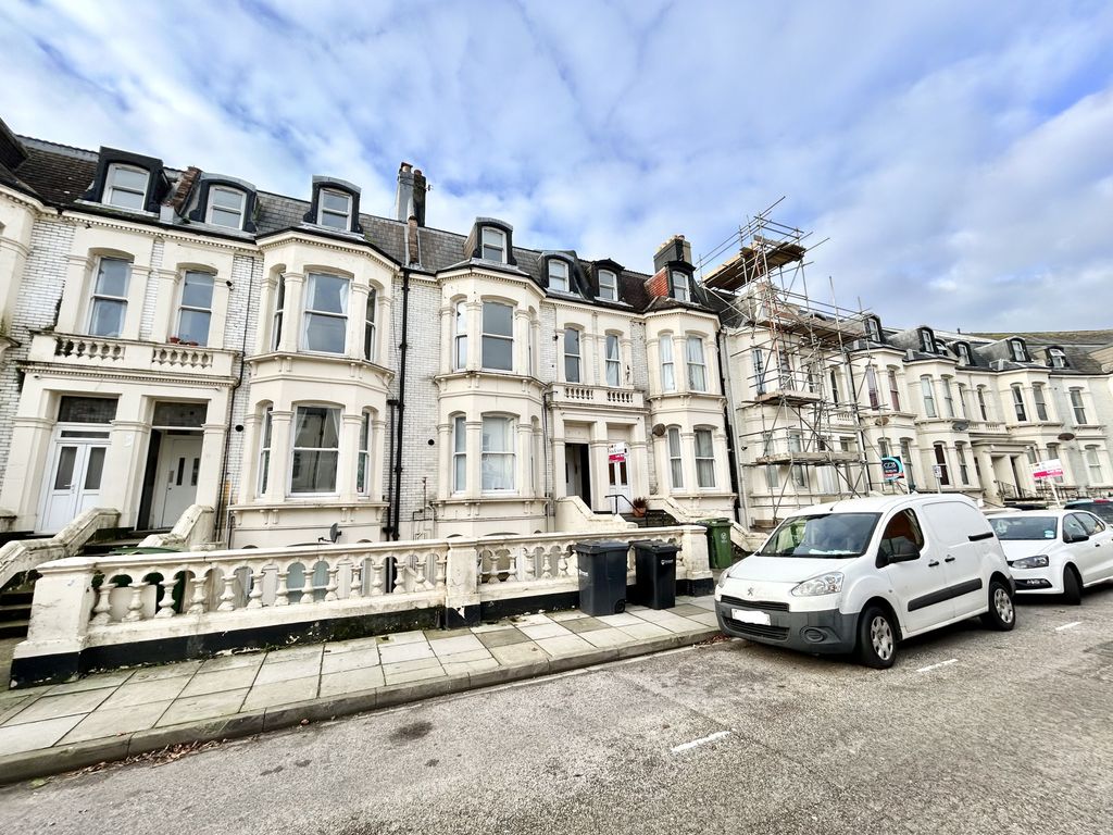 2 bed flat to rent in Alhambra Road, Southsea PO4, £950 pcm