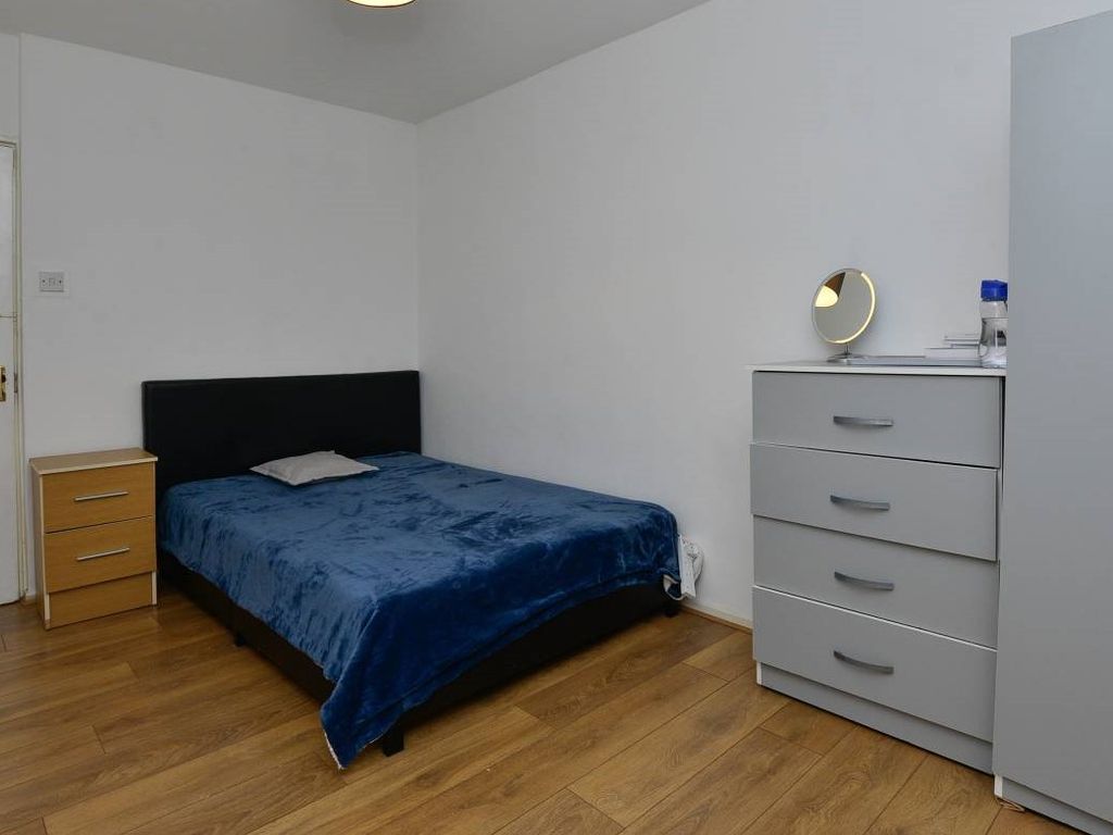 3 bed flat for sale in Christian Street, Aldgate East E1, £399,995