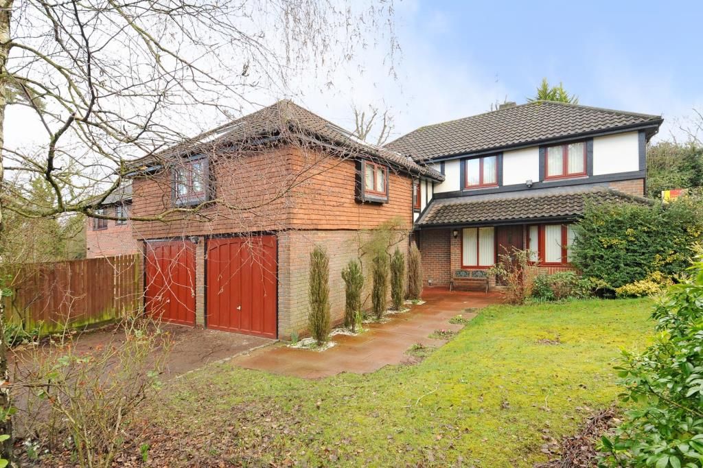 5 bed detached house to rent in Ascot, Berkshire SL5, £3,000 pcm