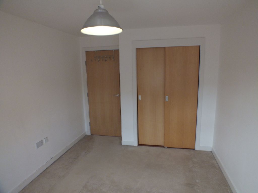 1 bed flat to rent in Quadrivium Point, Tuns Lane, Slough SL1, £1,200 pcm