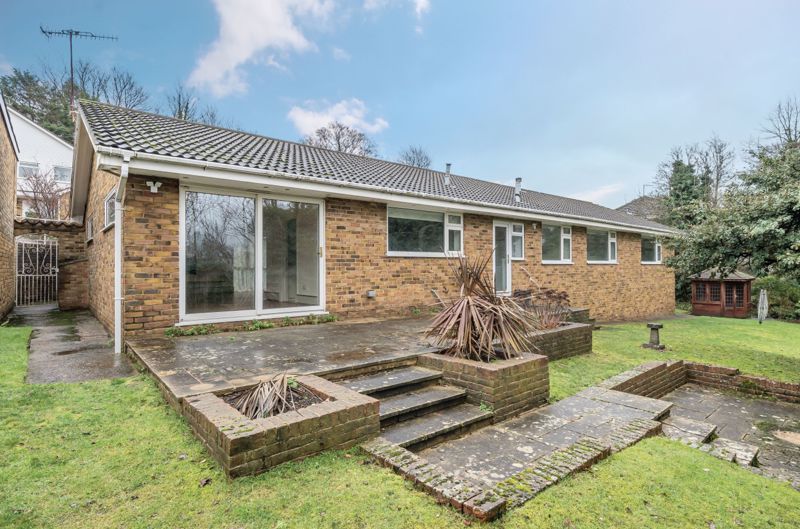4 bed detached bungalow to rent in More Close, Purley CR8, £2,750 pcm