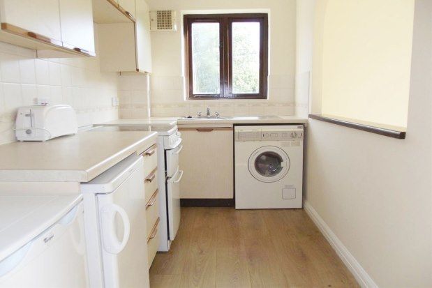 1 bed property to rent in Devoil Close, Guildford GU4, £1,100 pcm