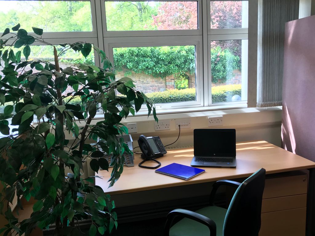 Serviced office to let in Brimington Road, Tapton S41, £2,700 pa