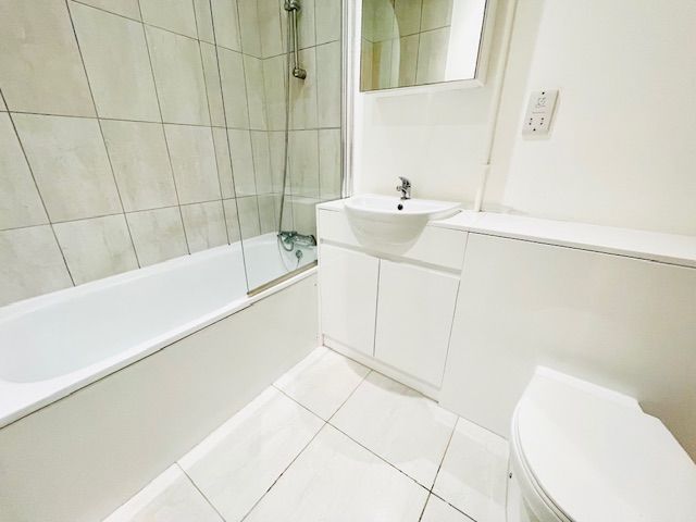 1 bed flat to rent in Stoke Road, Slough SL2, £1,250 pcm