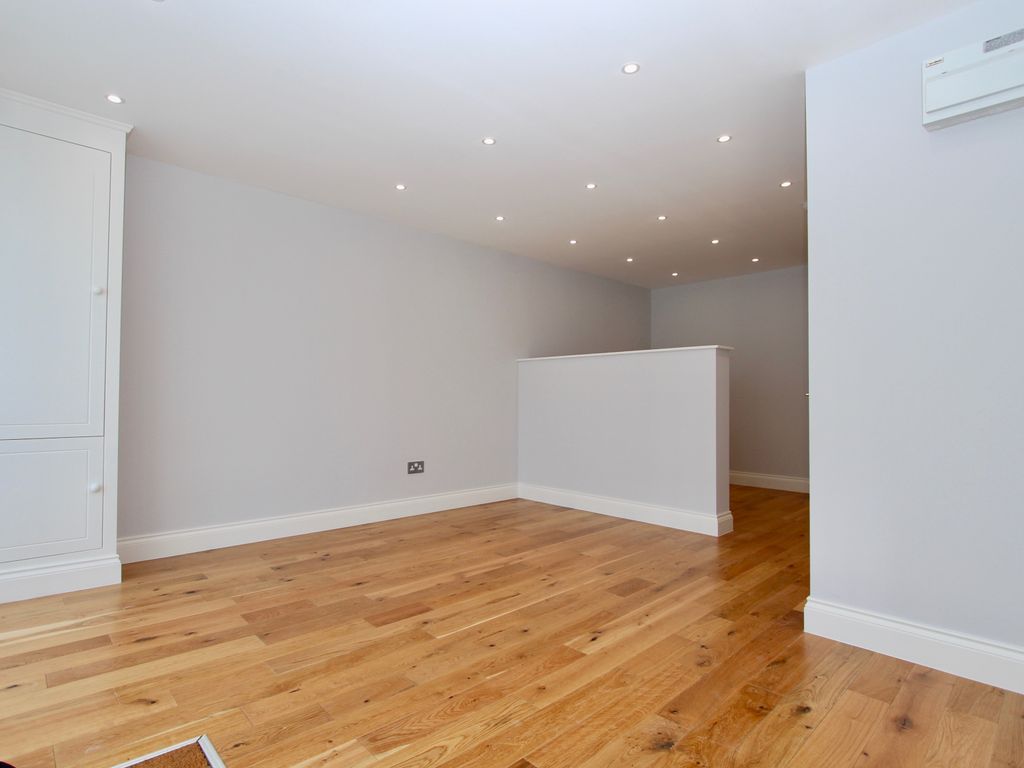 Studio to rent in Barnsbury Lane, Surbiton KT5, £1,200 pcm