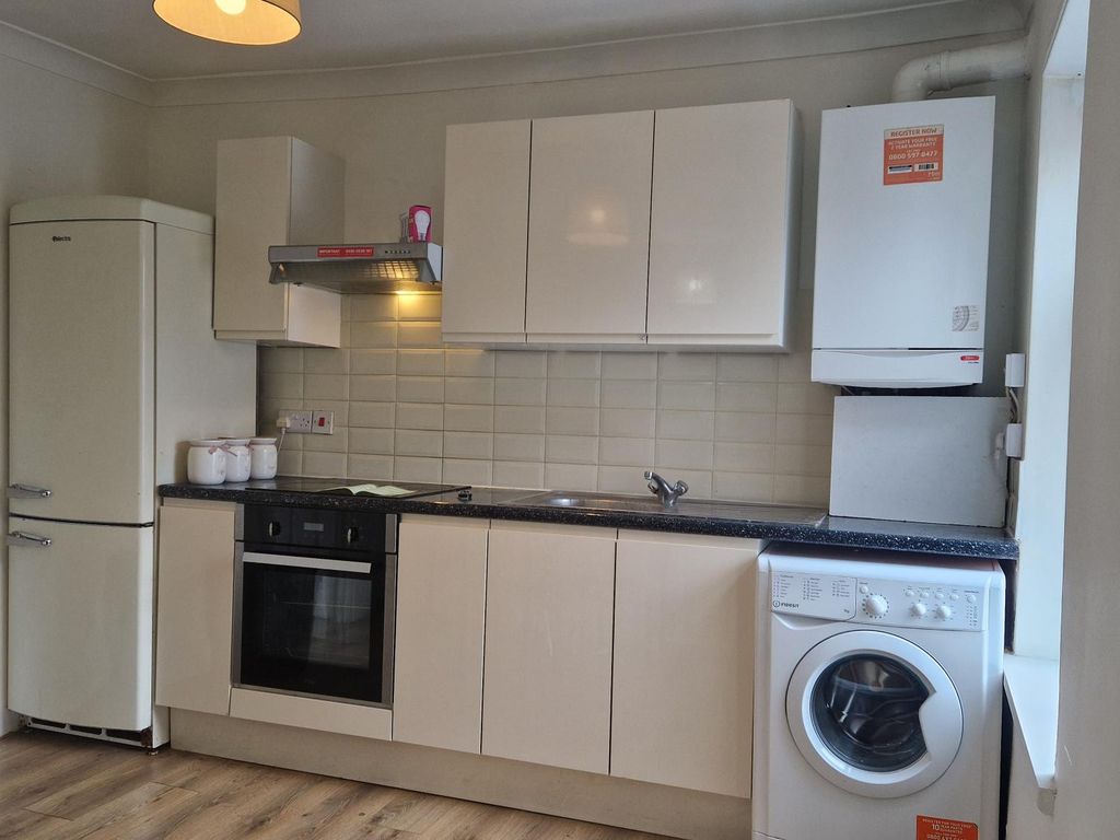 Studio to rent in Forest Gate, London E7, £1,350 pcm