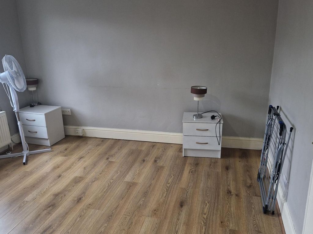 Studio to rent in Forest Gate, London E7, £1,350 pcm