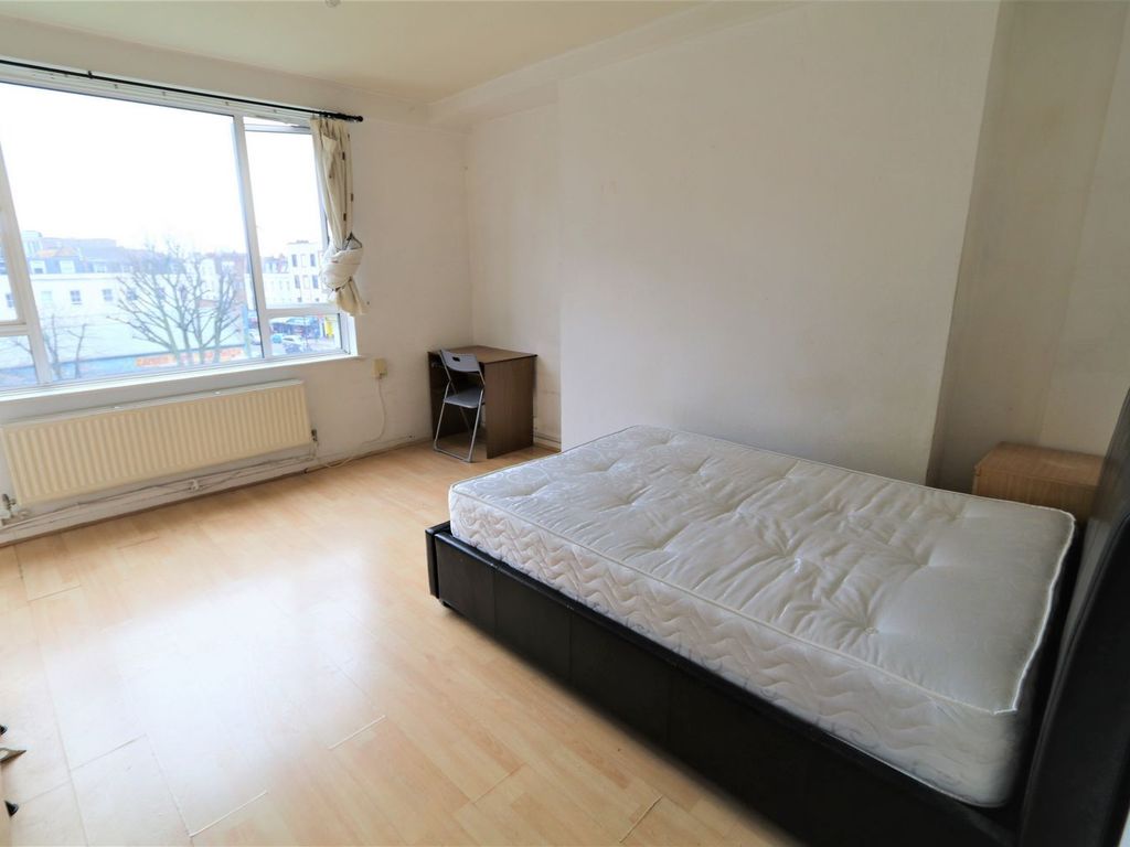 3 bed flat for sale in Hogarth Court, Camden Road, Camden NW1, £550,000