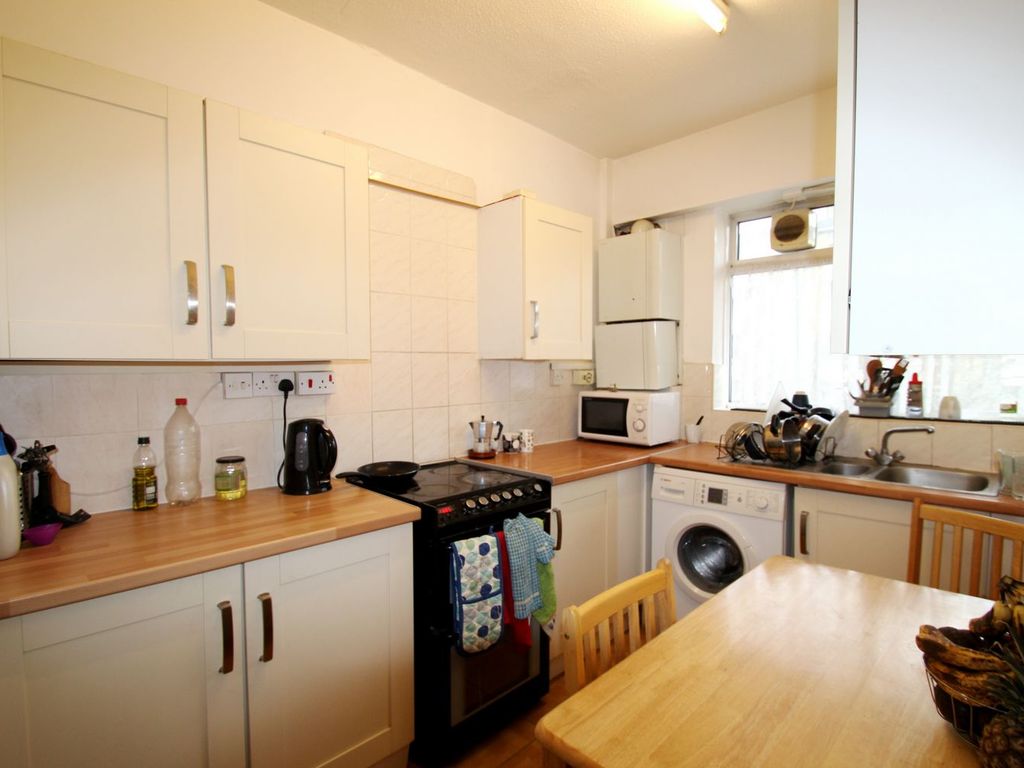 3 bed flat for sale in Hogarth Court, Camden Road, Camden NW1, £550,000