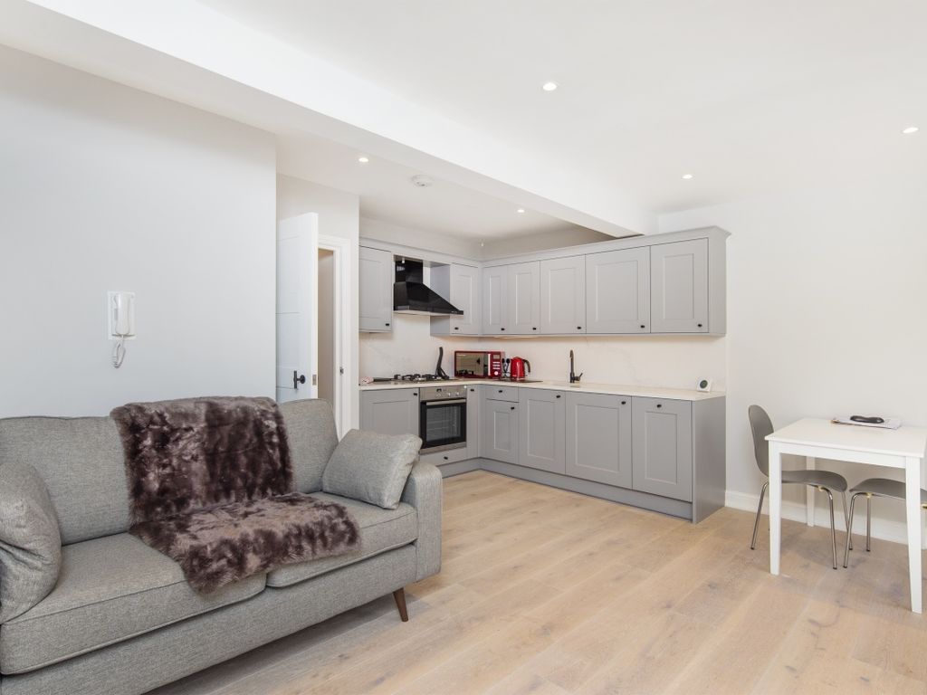 1 bed flat to rent in Earlham Street, London WC2H, £2,535 pcm