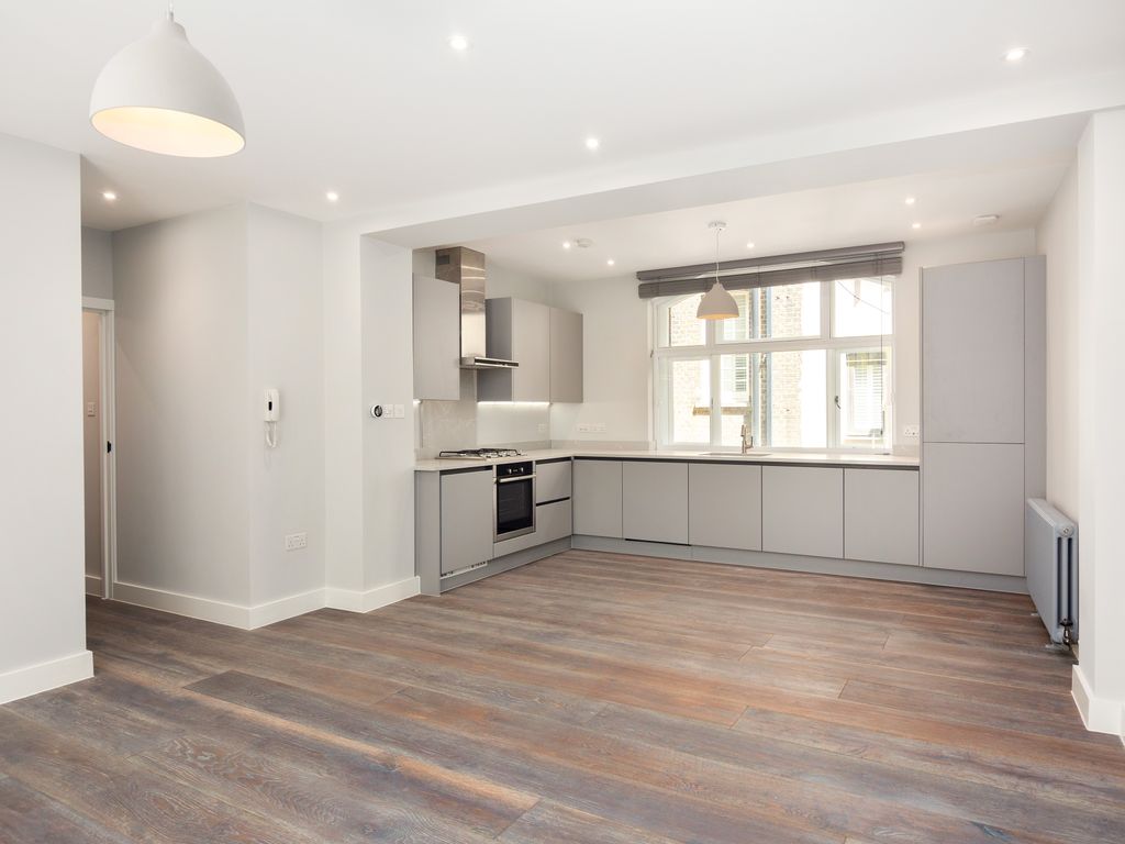 2 bed flat to rent in Neal's Yard, London WC2H, £3,792 pcm