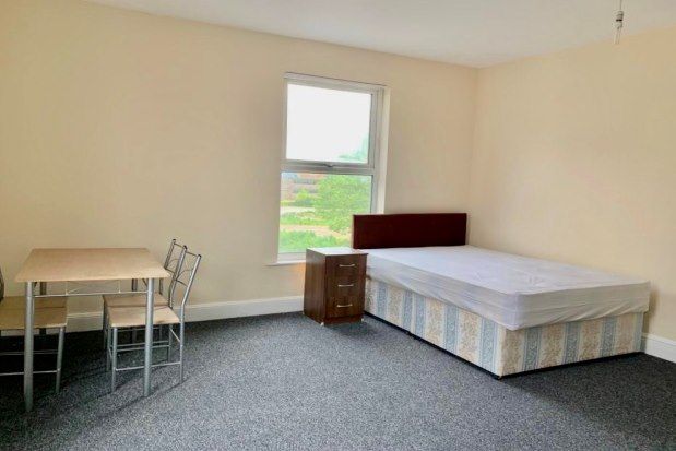 Studio to rent in 38 Wollaton Road, Nottingham NG8, £725 pcm
