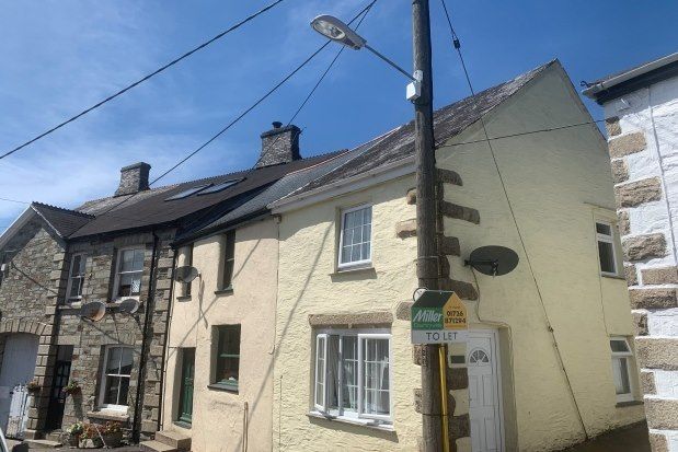 2 bed property to rent in Pool Street, Bodmin PL31, £825 pcm