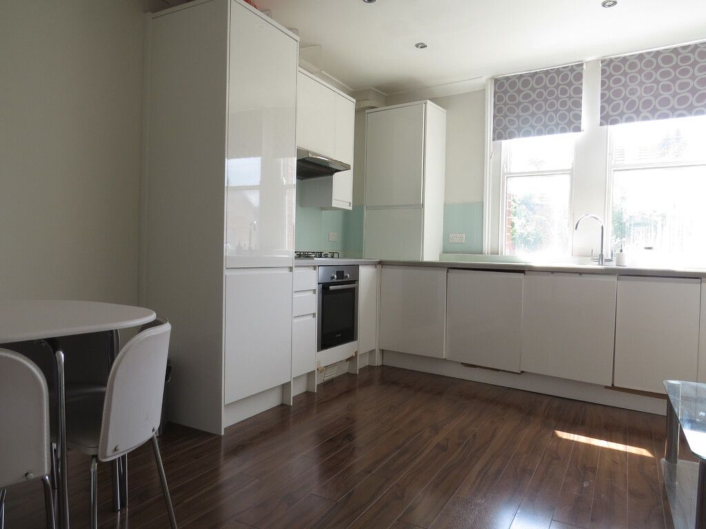 2 bed flat to rent in Wandsworth Bridge Road, London SW6, £2,100 pcm