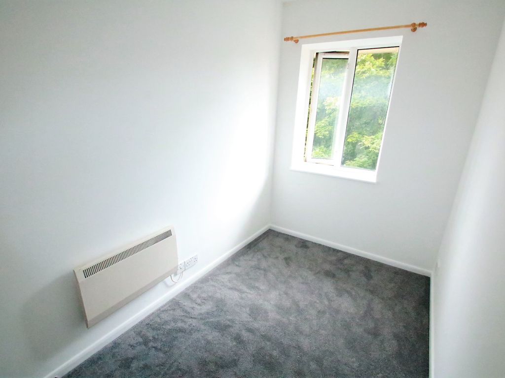 2 bed flat to rent in Muggeridge Close, South Croydon, Surrey CR2, £1,450 pcm