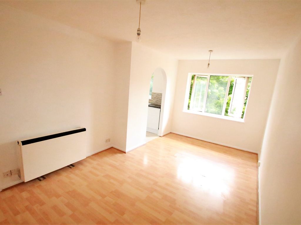 2 bed flat to rent in Muggeridge Close, South Croydon, Surrey CR2, £1,450 pcm