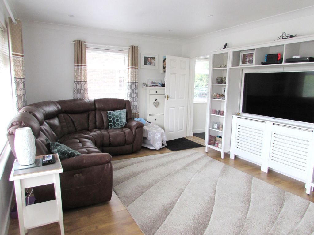 2 bed maisonette to rent in Broomhill, Cookham, Maidenhead SL6, £1,450 pcm