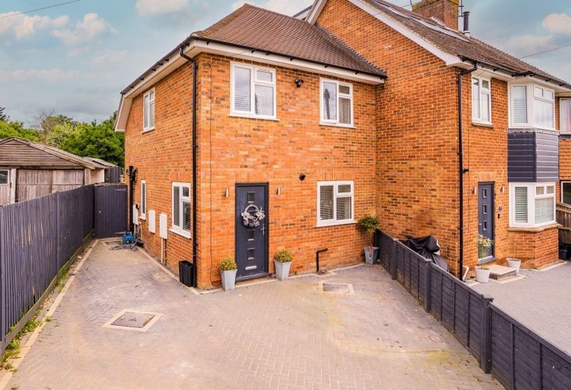 3 bed end terrace house for sale in Roman Way, Bourne End SL8, £524,000