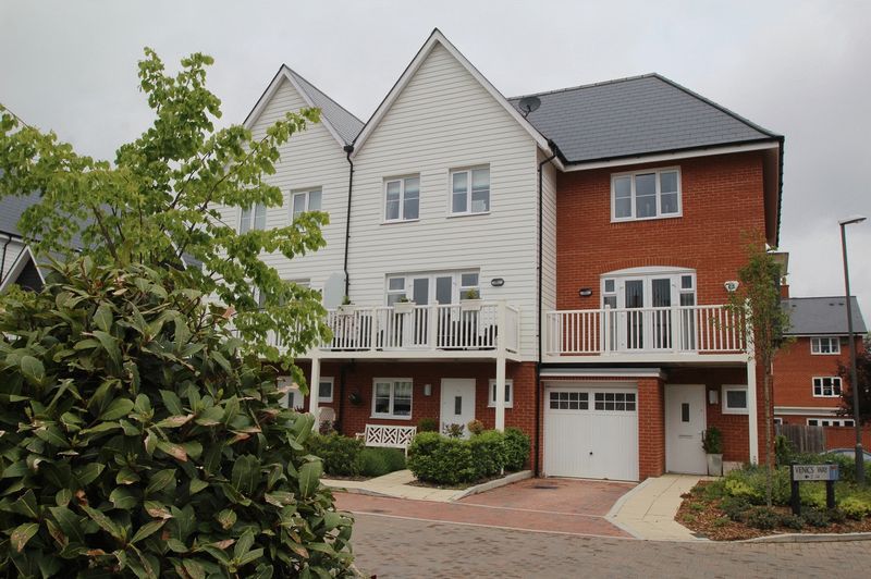 4 bed end terrace house to rent in Venics Way, High Wycombe HP11, £2,200 pcm