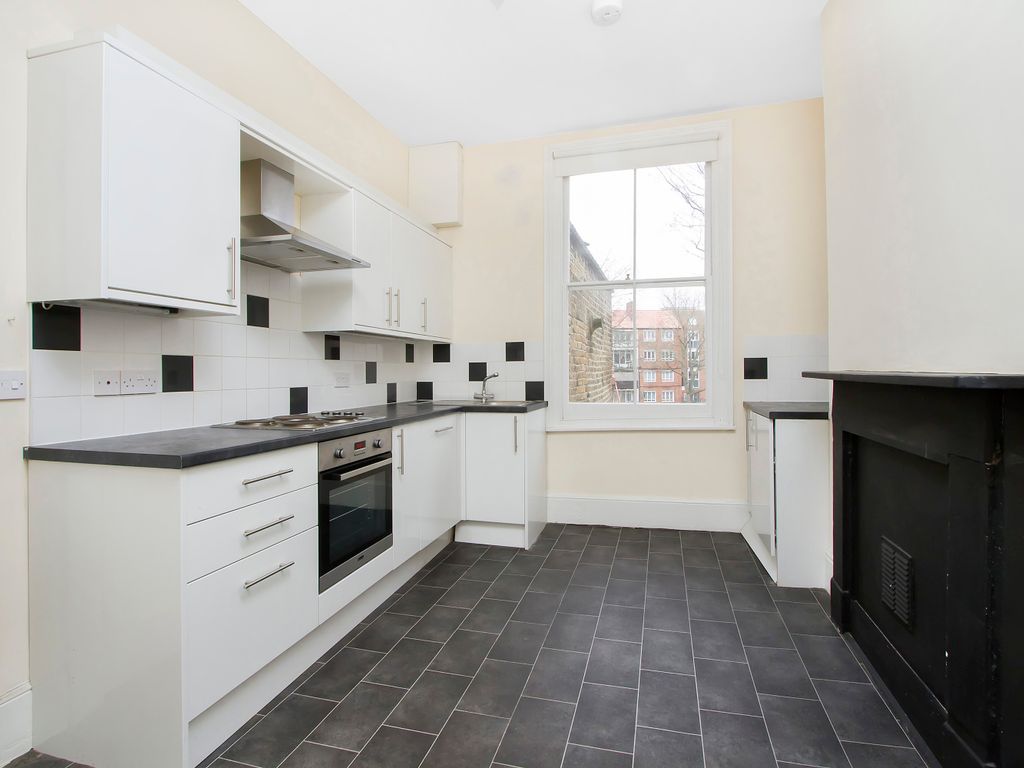 2 bed flat to rent in Queenstown Road, Battersea SW8, £2,000 pcm
