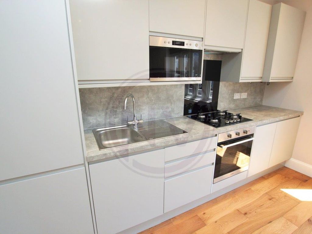 2 bed flat to rent in Green Lanes, London N13, £2,150 pcm