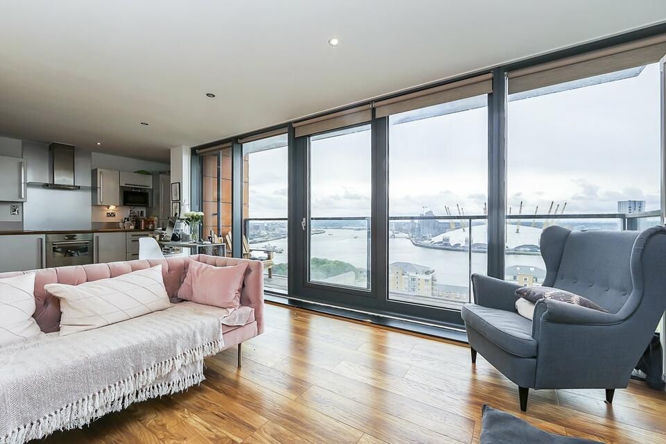 2 bed flat for sale in Blackwall Way, London E14, £475,000