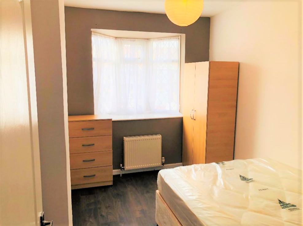 Room to rent in Craven Gardens, London IG6, £675 pcm