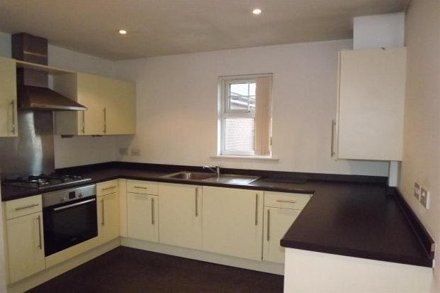 2 bed flat to rent in Victoria Gardens, Warrington WA4, £800 pcm