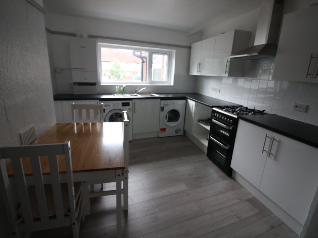 2 bed flat to rent in Prior Deram Walk, Canley, Coventry CV4, £950 pcm