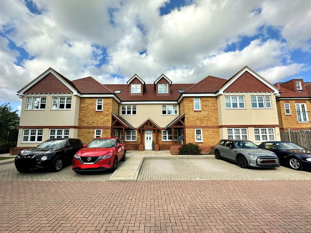 3 bed flat to rent in London Road, Aston Clinton, Aylesbury HP22, £1,600 pcm