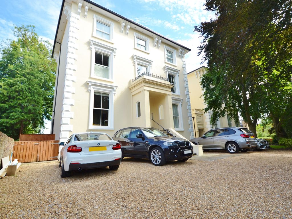 2 bed flat to rent in Oak Hill, Surbiton KT6, £1,750 pcm