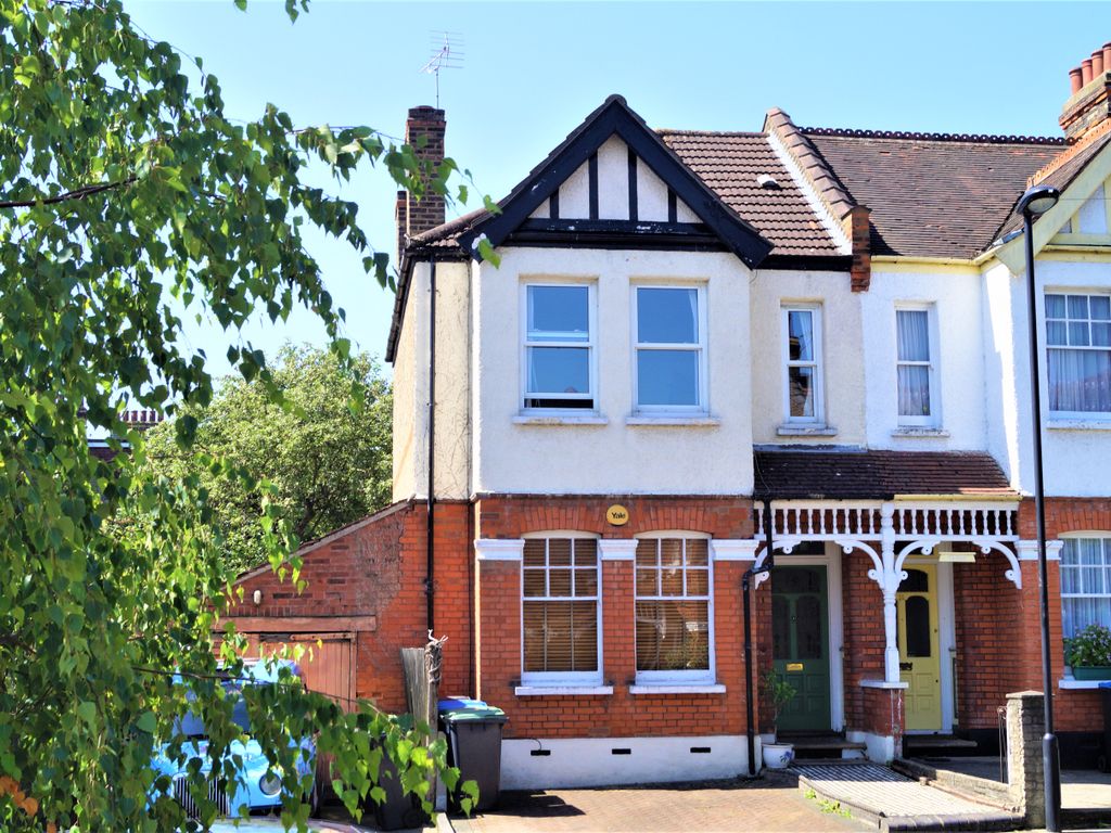 4 bed semi-detached house to rent in Eaton Park Road, Palmers Green N13, £2,500 pcm