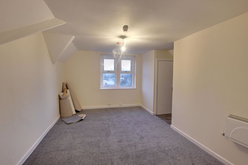 2 bed flat to rent in Avenue Road, Trowbridge BA14, £675 pcm