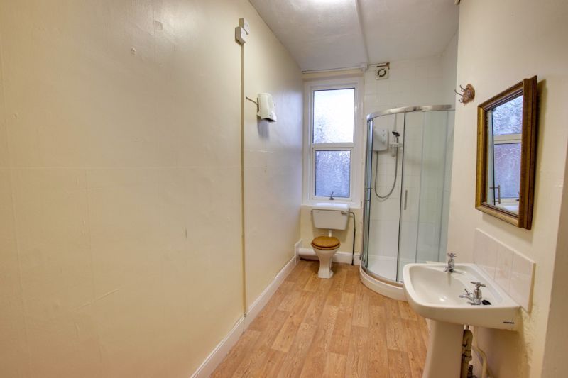 2 bed flat to rent in Avenue Road, Trowbridge BA14, £675 pcm