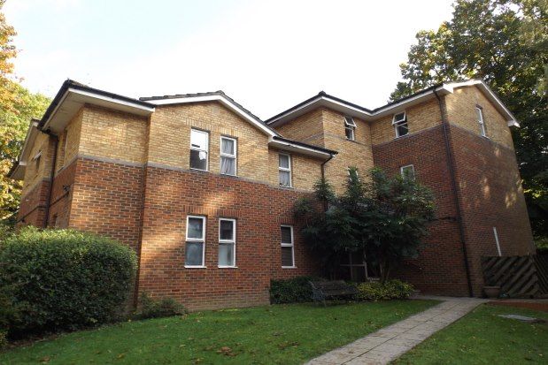 2 bed flat to rent in Oakwood Lodge, Winchester SO21, £1,250 pcm