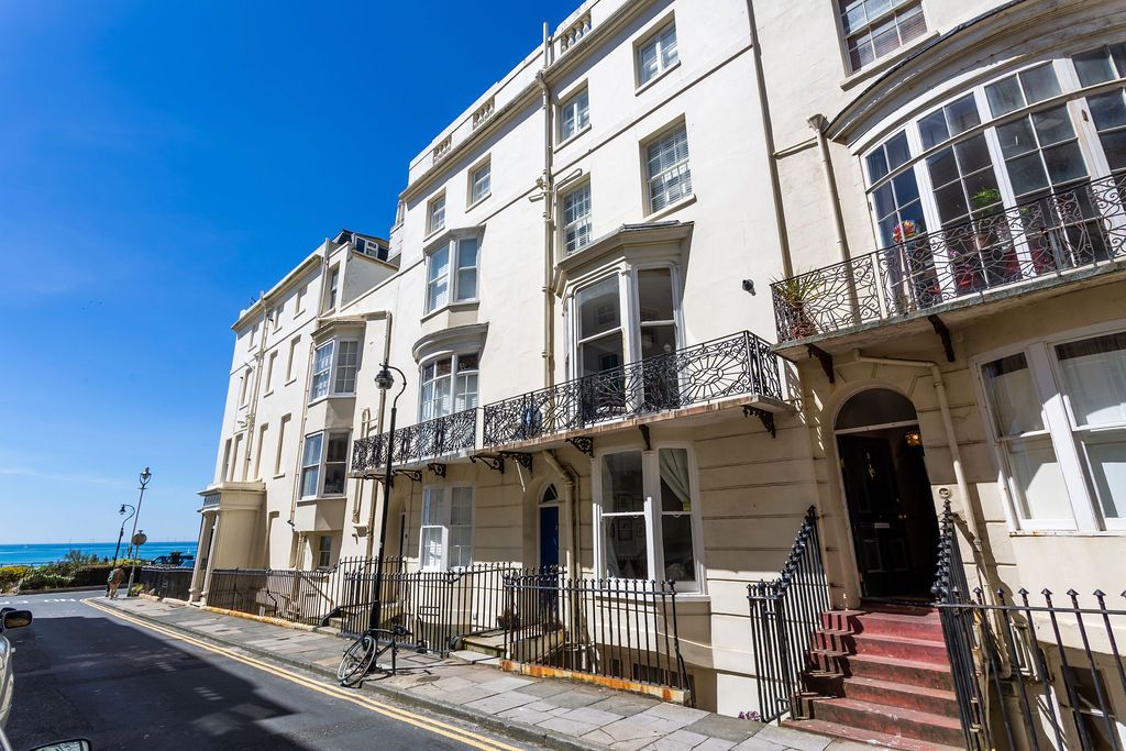2 bed flat to rent in Bloomsbury Place, Brighton BN2, £1,670 pcm