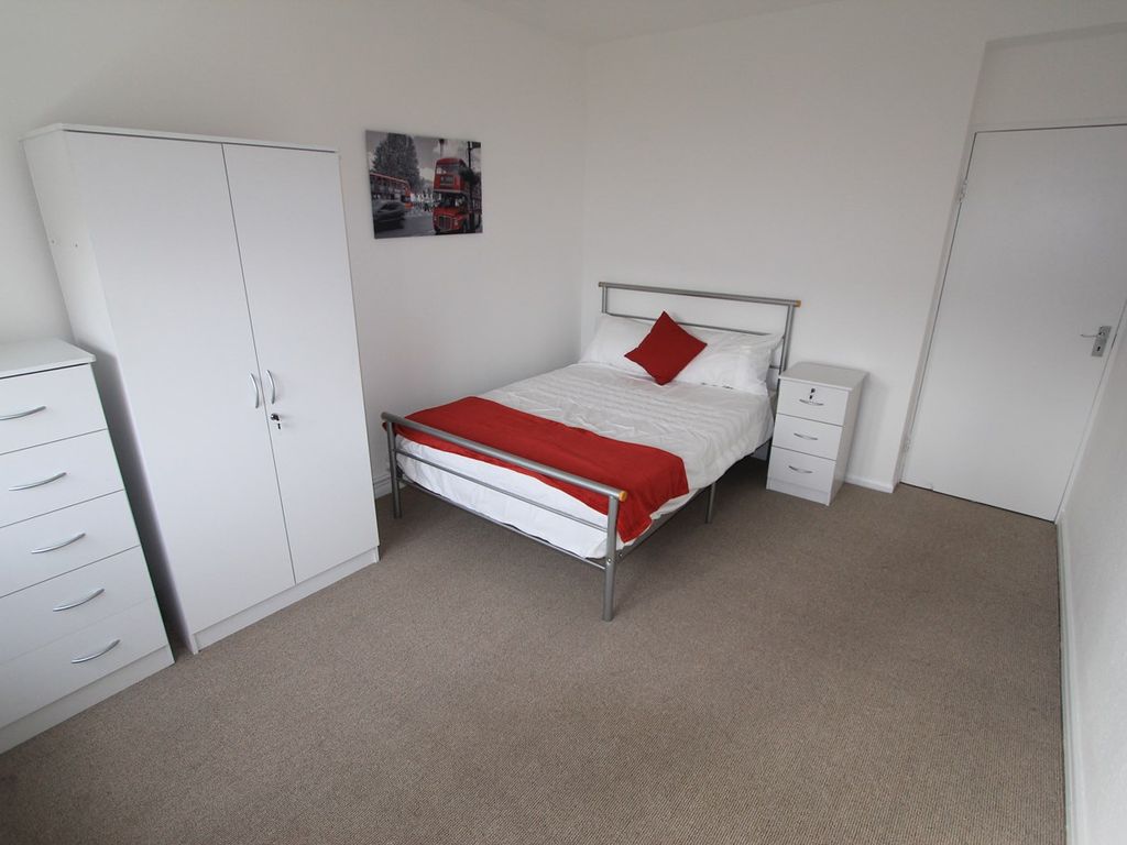 2 bed flat for sale in Lochinvar Street, London SW12, £450,000