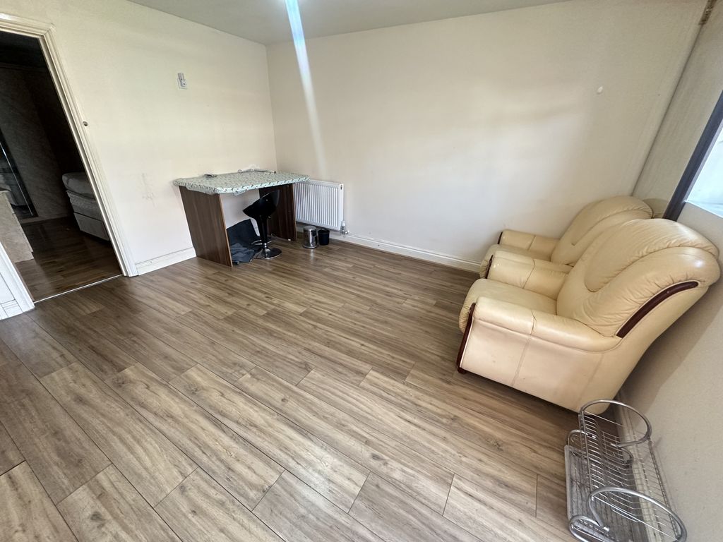 Studio to rent in West Way, Hounslow, Middlesex TW5, £1,300 pcm